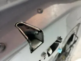 BMW 3 E92 E93 Coupe-mallin oven lukko (kahvan vieressä) 