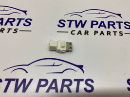 BMW 5 G30 G31 USB-pistokeliitin 9390501