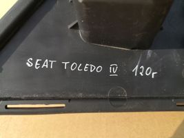 Seat Toledo IV (NH) Etupuskurin alempi jäähdytinsäleikkö 6JA853677