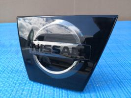 Nissan Micra K14 Mostrina con logo/emblema della casa automobilistica 