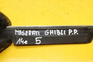 Maserati Ghibli Etuoven lista (muoto) 