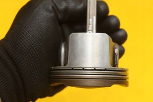 Toyota RAV 4 (XA40) Piston avec bielle 