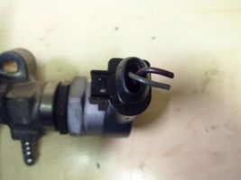 Volkswagen Golf VII Fuel distributor 04L089B