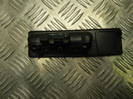 BMW 2 F46 Przełącznik / Przycisk otwierania klapy bagażnika 7463161
