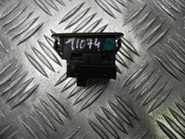 BMW 2 F46 Przełącznik / Przycisk otwierania klapy bagażnika 9299447