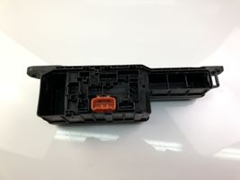 Toyota Hiace (H200) Skrzynka bezpieczników / Komplet 11111