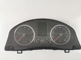 Volkswagen Tiguan Speedometer (instrument cluster) 5N0920870C