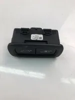 Volvo XC60 Przełącznik / Przycisk otwierania klapy bagażnika 31674801