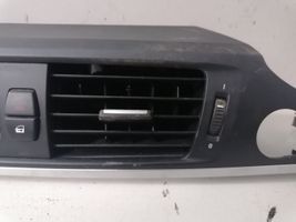 BMW X3 F25 Lango oro grotelės 9184123