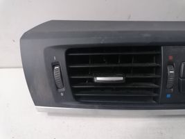 BMW X3 F25 Lango oro grotelės 9184123