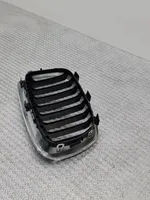 BMW 1 F20 F21 Maskownica / Grill / Atrapa górna chłodnicy 7239021