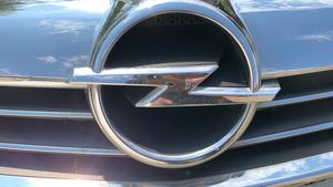 Opel Zafira B Grille calandre supérieure de pare-chocs avant 13247327