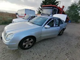 Mercedes-Benz E AMG W211 Priekinio stiklo valytuvų kojelė 2118200444