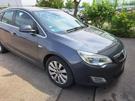 Opel Astra J Braccio di controllo sospensione anteriore 13401130