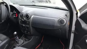 Dacia Duster Chłodnica powietrza doładowującego / Intercooler 8200880552