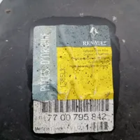 Renault Clio I Nadkole przednie 