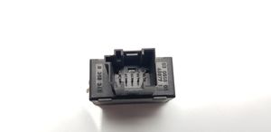 BMW 7 E38 Connettore plug in AUX 8368346