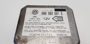 Volkswagen Golf III Oro pagalvių valdymo blokas 6N0909601E