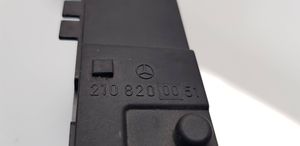 Mercedes-Benz E W210 Interrupteur de siège chauffant 2108200051