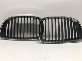 BMW 1 E81 E87 Maskownica / Grill / Atrapa górna chłodnicy 7128613