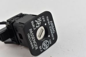 Toyota Land Cruiser (J150) Interruptor de encendido/apagado del airbag de pasajero 