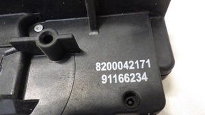 Opel Vivaro Front door lock 820004217