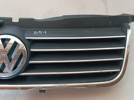 Volkswagen PASSAT B5.5 Etupuskurin ylempi jäähdytinsäleikkö 3B0853651J