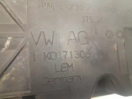 Volkswagen Jetta V Vaihteenvalitsimen verhoilu 1K0713061