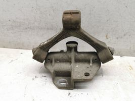 Volkswagen PASSAT B5.5 Staffa/supporto di montaggio della marmitta 8E0253147