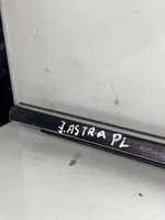Opel Astra J Listwa / Uszczelka szyby drzwi przednich 13347218