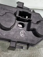 Volkswagen Golf IV Takavalon polttimon suojan pidike 1j6945257
