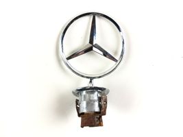 Mercedes-Benz E W210 Mostrina con logo/emblema della casa automobilistica A2028800186