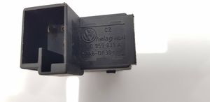 Volkswagen PASSAT B5.5 Przełącznik / Przycisk otwierania klapy bagażnika 1J0959831A