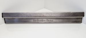 Mercedes-Benz E W210 Copertura del rivestimento del sottoporta anteriore 2106800135