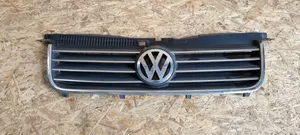 Volkswagen PASSAT B5.5 Grotelės viršutinės 3B0853651L
