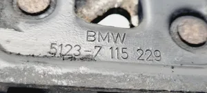 BMW 5 E60 E61 Konepellin lukituksen vastakappale 7115228