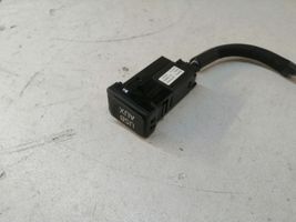 Toyota RAV 4 (XA40) Connettore plug in USB 8619048030