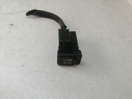 Toyota RAV 4 (XA40) USB-pistokeliitin 8619048030