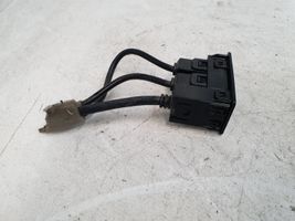 Mitsubishi L200 USB-pistokeliitin T0969TG