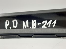 Mercedes-Benz E W211 Rivestimento modanatura del vetro della portiera anteriore A2116903287