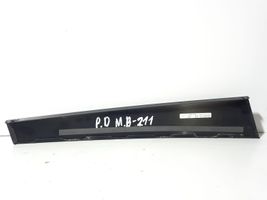 Mercedes-Benz E W211 Rivestimento modanatura del vetro della portiera anteriore A2116903287