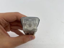 Audi A6 S6 C6 4F Lampa oświetlenia tylnej tablicy rejestracyjnej 4E0947105