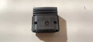 Mercedes-Benz E W210 Element lampy przedniej A2108456728