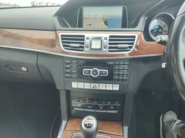 Mercedes-Benz E W212 Radio/CD/DVD/GPS-pääyksikkö A2129006426