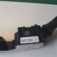 Renault Fluence Interruptor/palanca de limpiador de luz de giro 255670039R