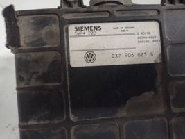 Volkswagen PASSAT B4 Variklio valdymo blokas 037906025G