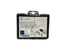 Mercedes-Benz SLK R171 Vanteiden varkaudenestomutterit ja avainhylsy 15803562