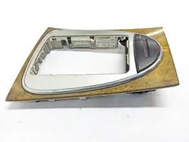 Mercedes-Benz E W211 Rivestimento in plastica cornice della leva del cambio A2116800836