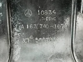 Mercedes-Benz ML W163 Takaluukun alaosan verhoilu A1637401070