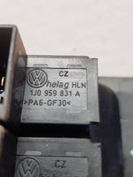 Volkswagen PASSAT B6 Polttoainesäiliön avauskytkin 1J0959833A